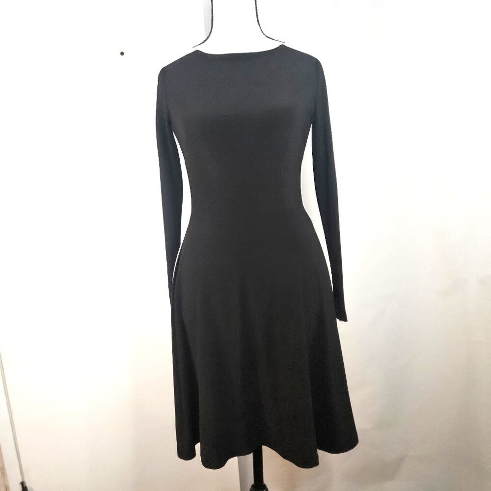 Fitted Long-Sleeved Striking Two-Tone Back and White Design
